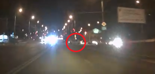 Так не надо делать: водитель на проспекте Победы опасно въехал на дорогу