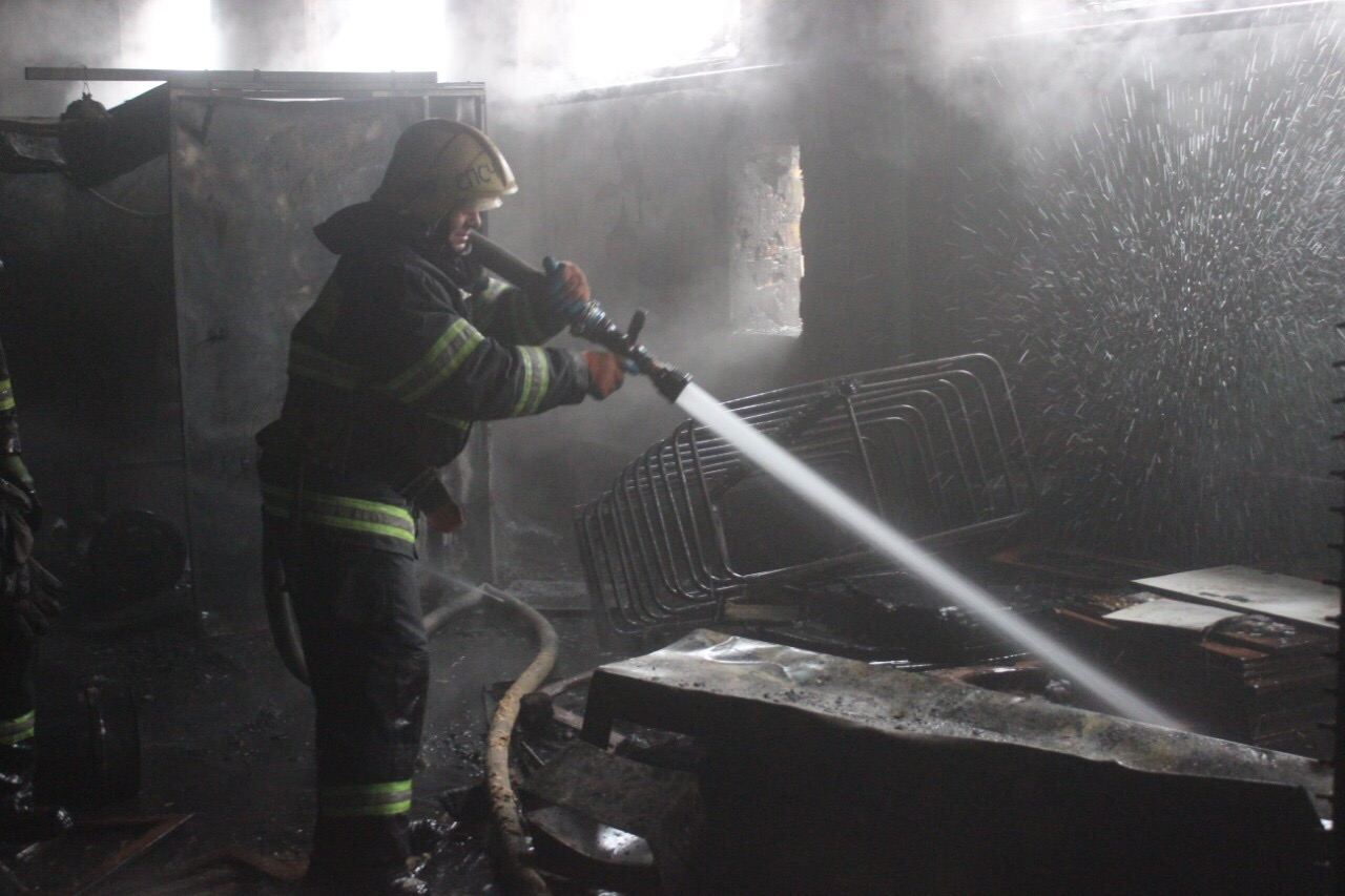 Новые фото с места пожара на мебельной фабрике в Пензе