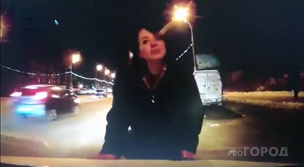 Странная пензячка бросается на машины с обочины – видео