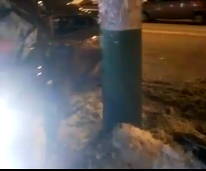 На улице Суворова легковушку намотало на столб - видео
