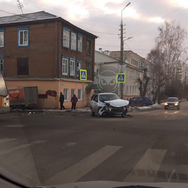 На перекрестке в Пензе легковушке снесли переднюю часть