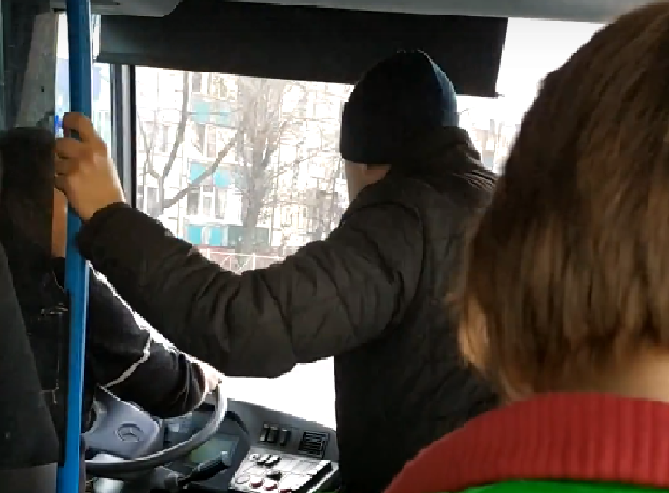 Это разборка пензенская: двое водителей выяснили отношения в мчащемся автобусе
