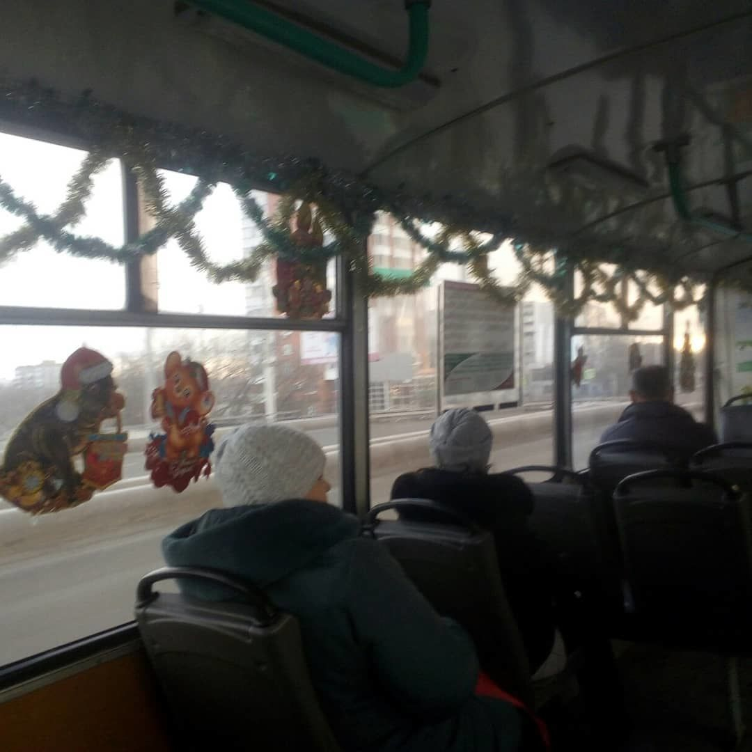 На Новый год: по Пензе катается украшенный троллейбус