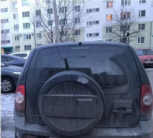 "Парковочные войны": В Пензе водитель пытался тросом вытянуть машину со своего места во дворе