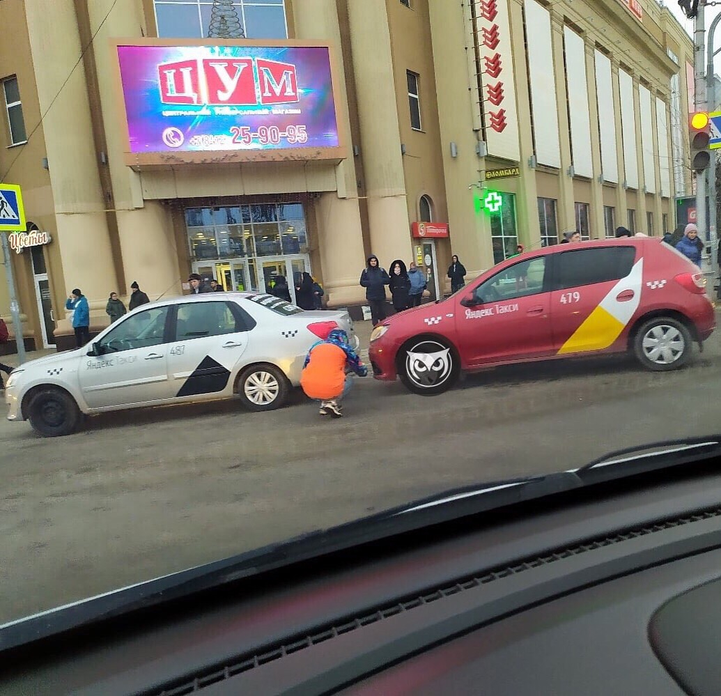 В Пензе столкнулись два автомобиля такси