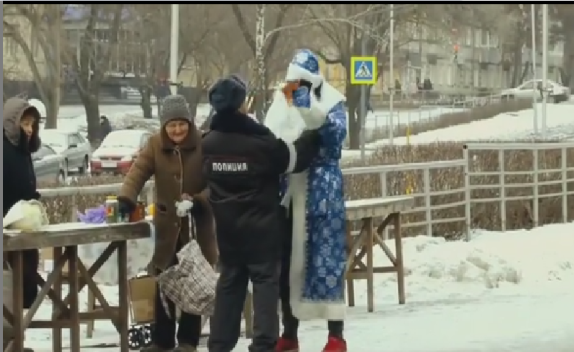 В Пензе на Окружной полицейский накинулся на Деда Мороза - видео