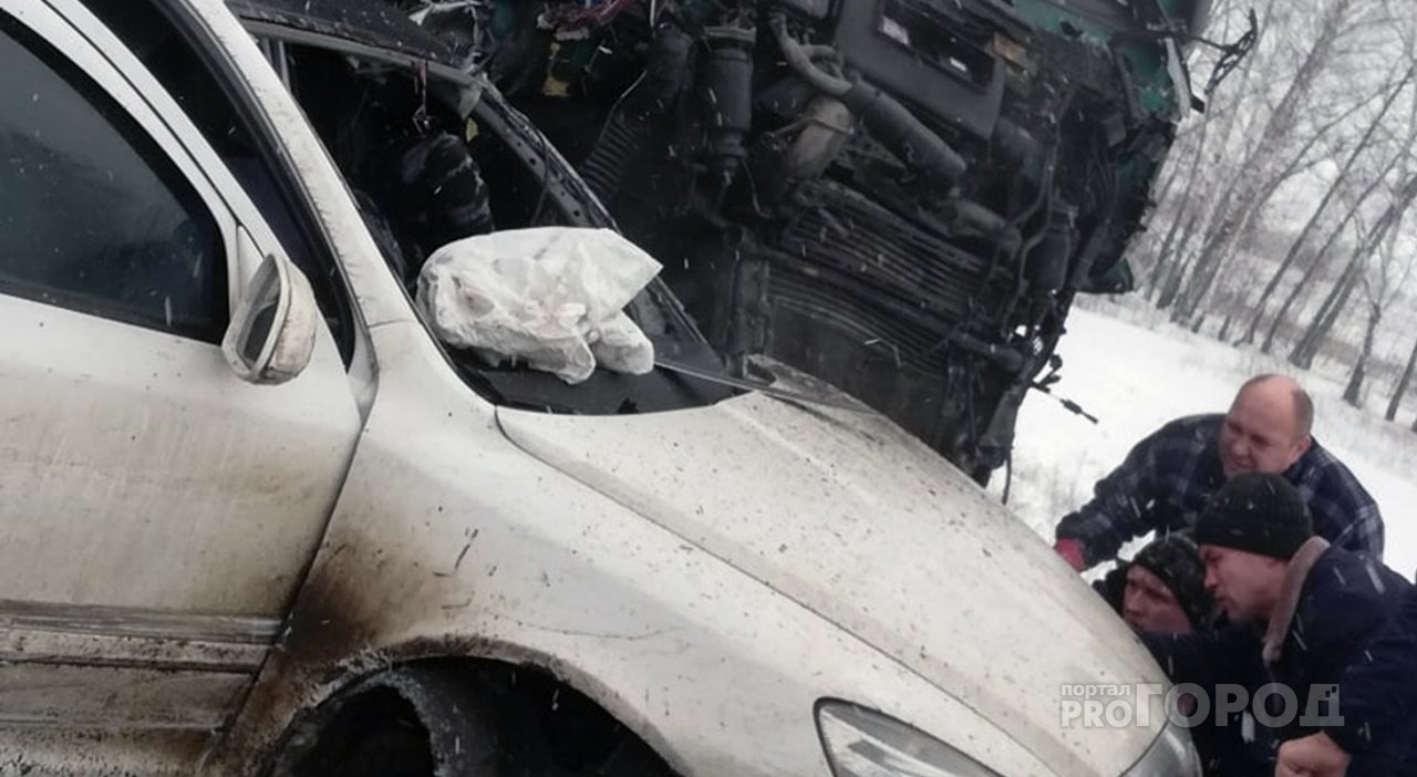 В Пензе произошла ужасная авария: несколько грузовиков протаранили легковушку – видео