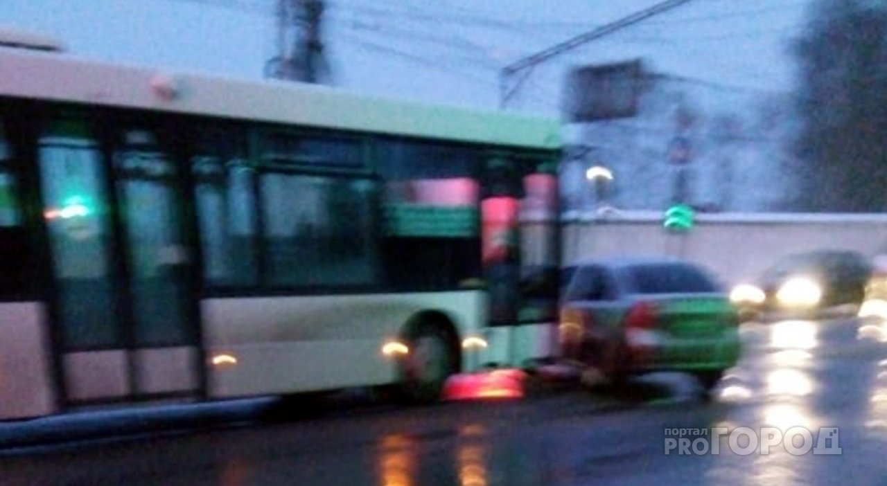 В Пензе на улице Кирова автобус врезался в легковушку