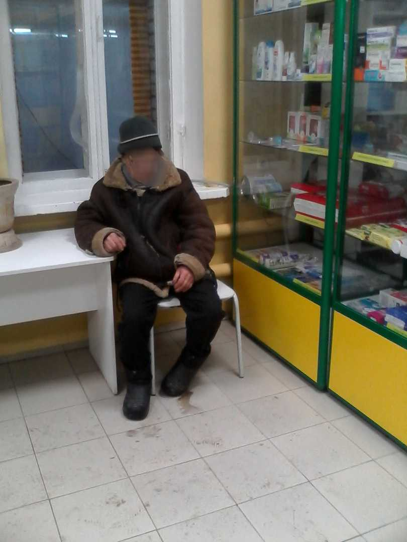 Кузнечан беспокоит странный мужчина в аптеке