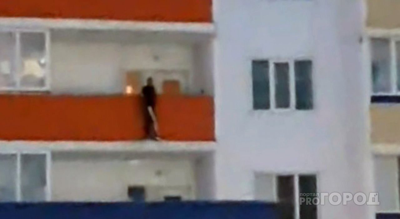 «Ребенок в шаге от падения»: появилось видео, как пензенская школьница гуляет по краю балкона
