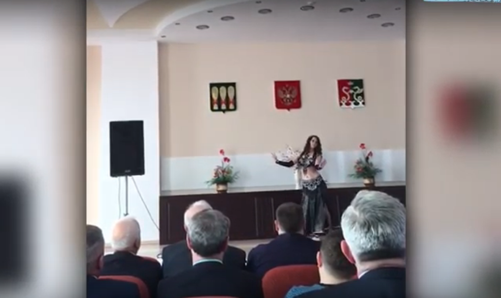 Пензенца возмутил танец живота на фоне государственных символов – видео