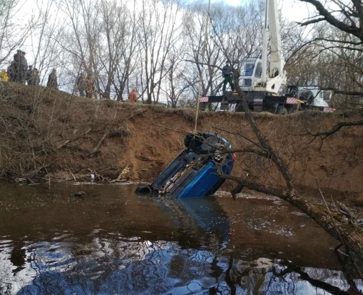 В Пензенской области спасатели нашли машину с трупом