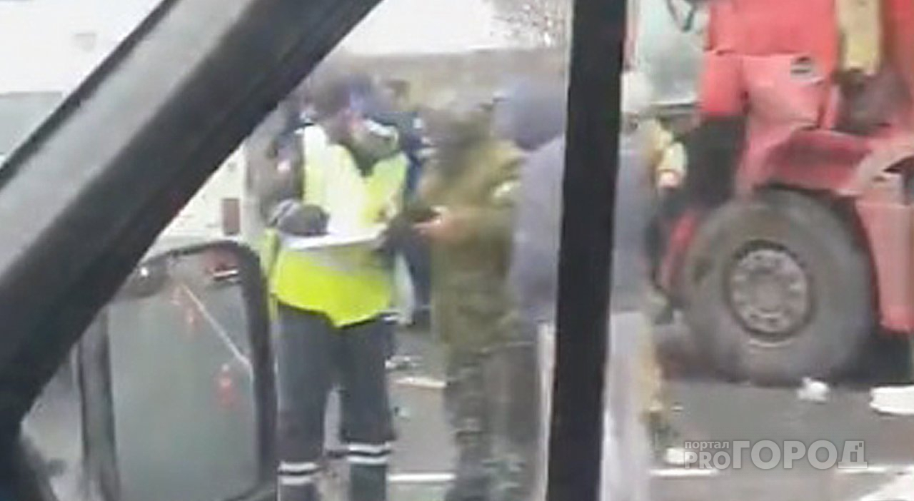 К месту жуткой аварии под Пензой прибыли врачи и спасатели – видео