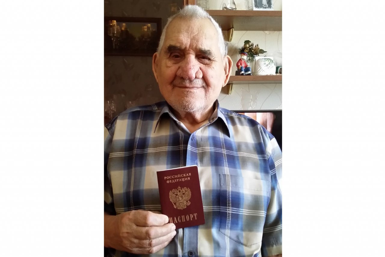 В Пензе ветеран получил паспорт гражданина РФ