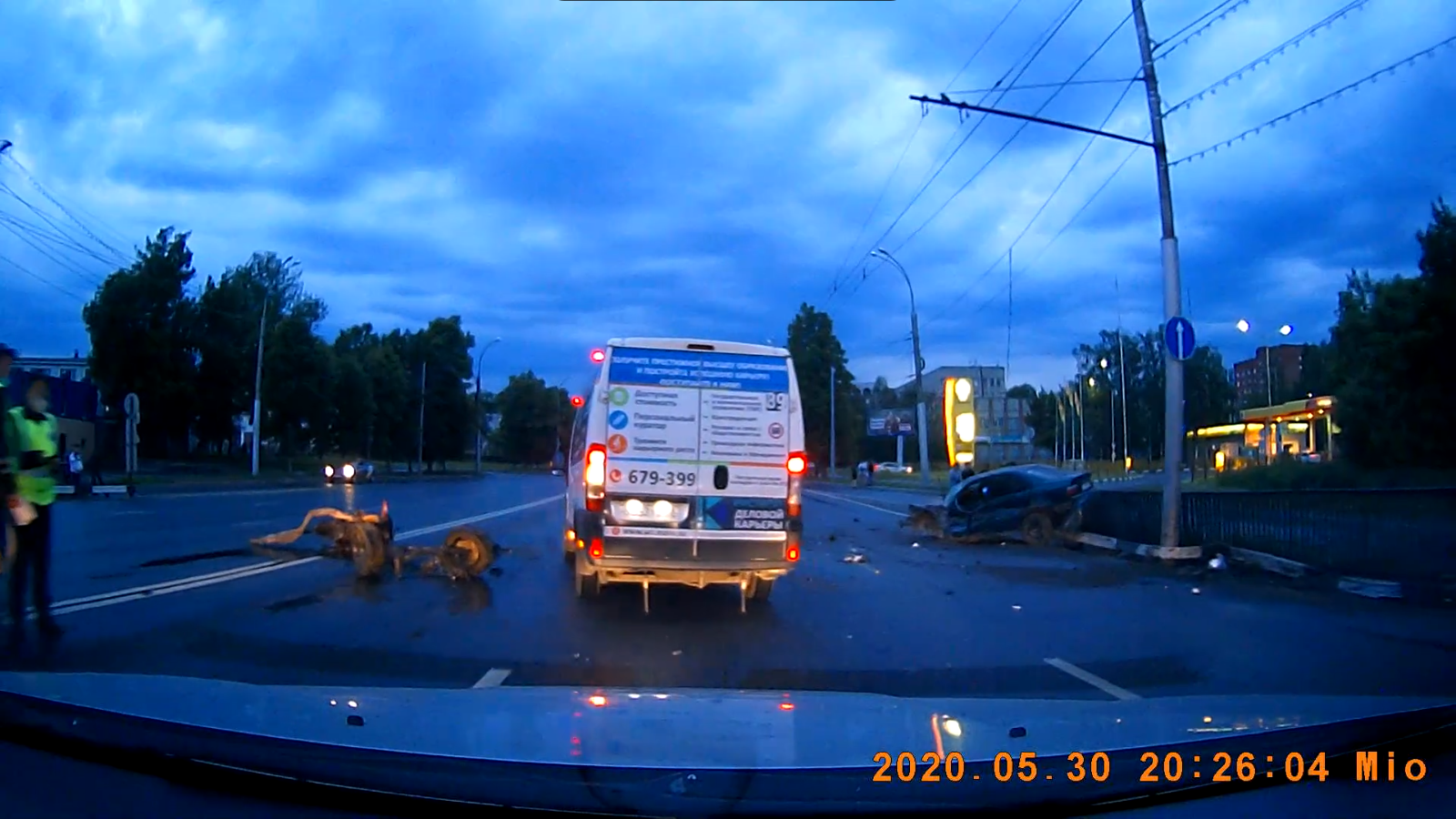 В ДТП у пензенского ЦНТИ у легковушки вырвало передний мост - видео