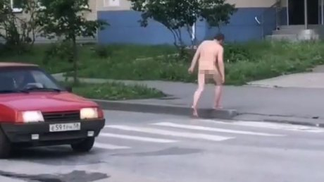 Шок: на видео в Заречном попался голый гулявший мужчина