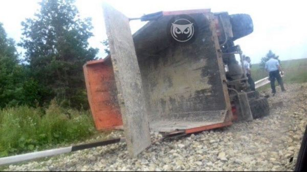 В Пензенской области опрокинулся грузовик - фото