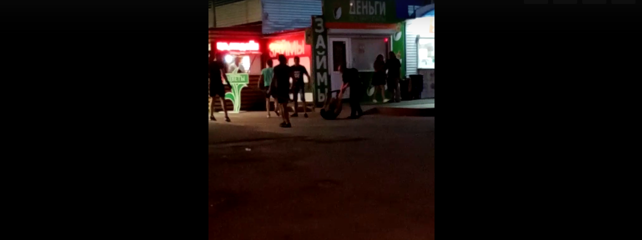 С битой и железной трубой: возле ТЦ в Арбеково толпа мужчин жестоко избила парня