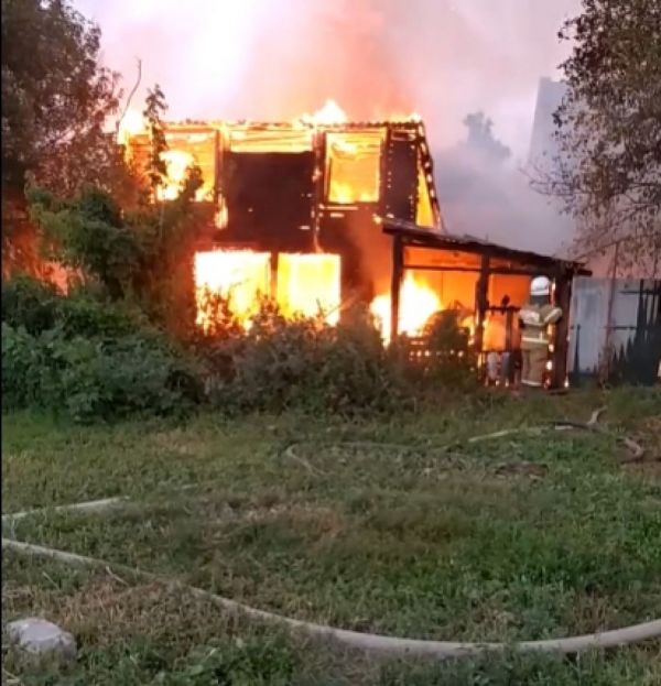 Центр города накрыло дымом: в Пензе 25 человек тушили полыхающий дом