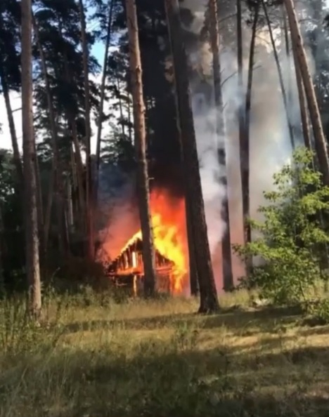 В пензенских Ахунах огонь охватил деревянный дом