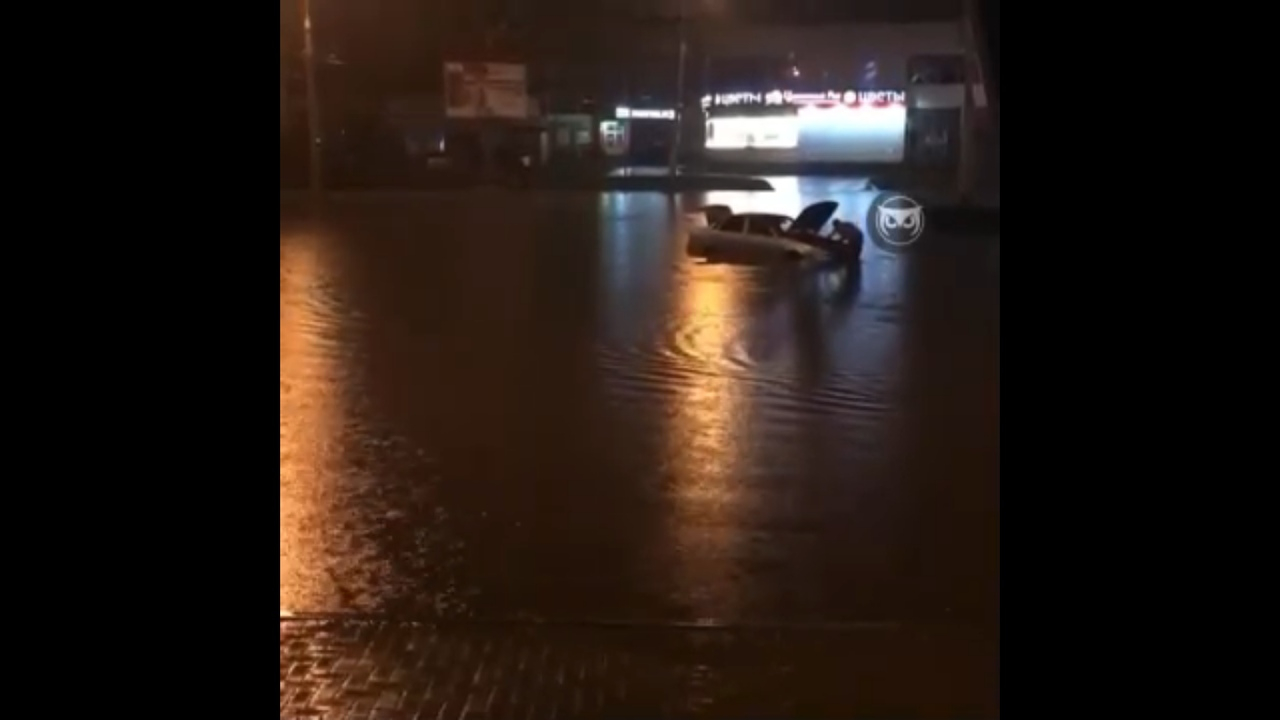 В Пензе машина утонула после дождя - видео