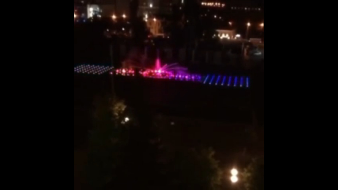 В Сети появилось видео пробного пуска фонтана ночью