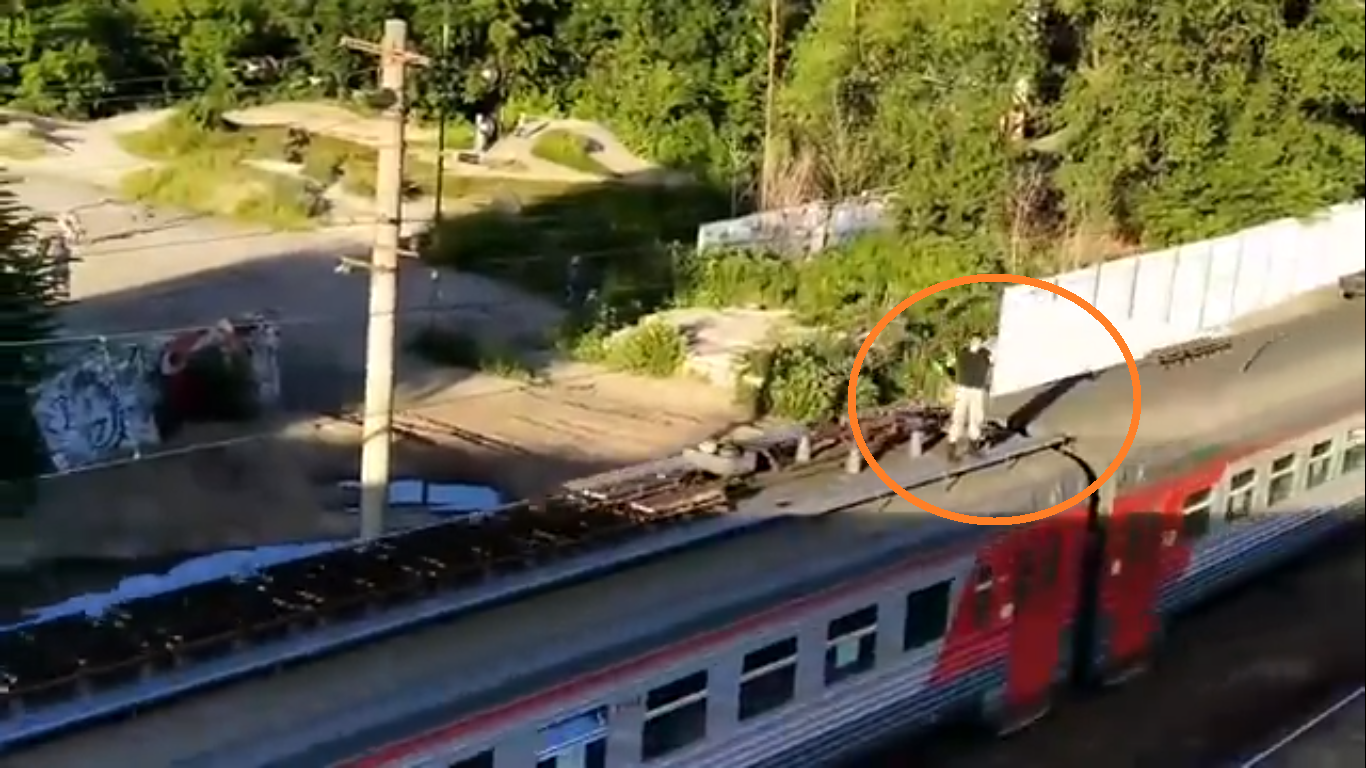 В Пензе парень рисковал жизнью, катаясь на крыше движущегося поезда