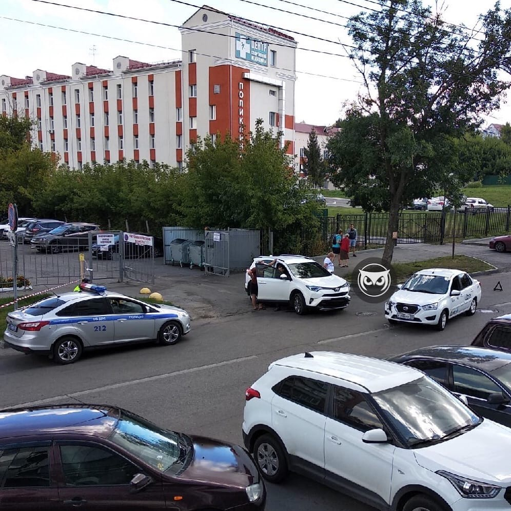 На улице Красной частично перекрыли движение из-за ДТП