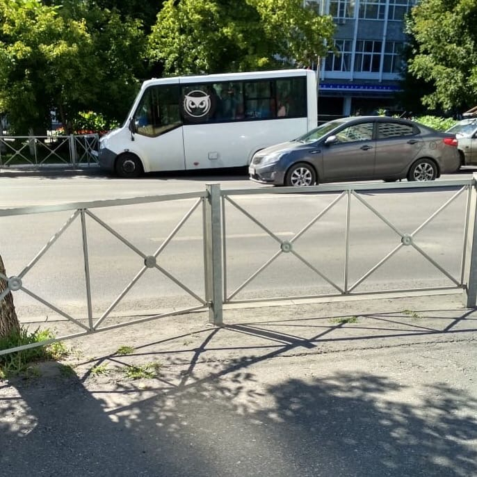 На улице Свердлова в Пензе маршрутка снесла ограждения