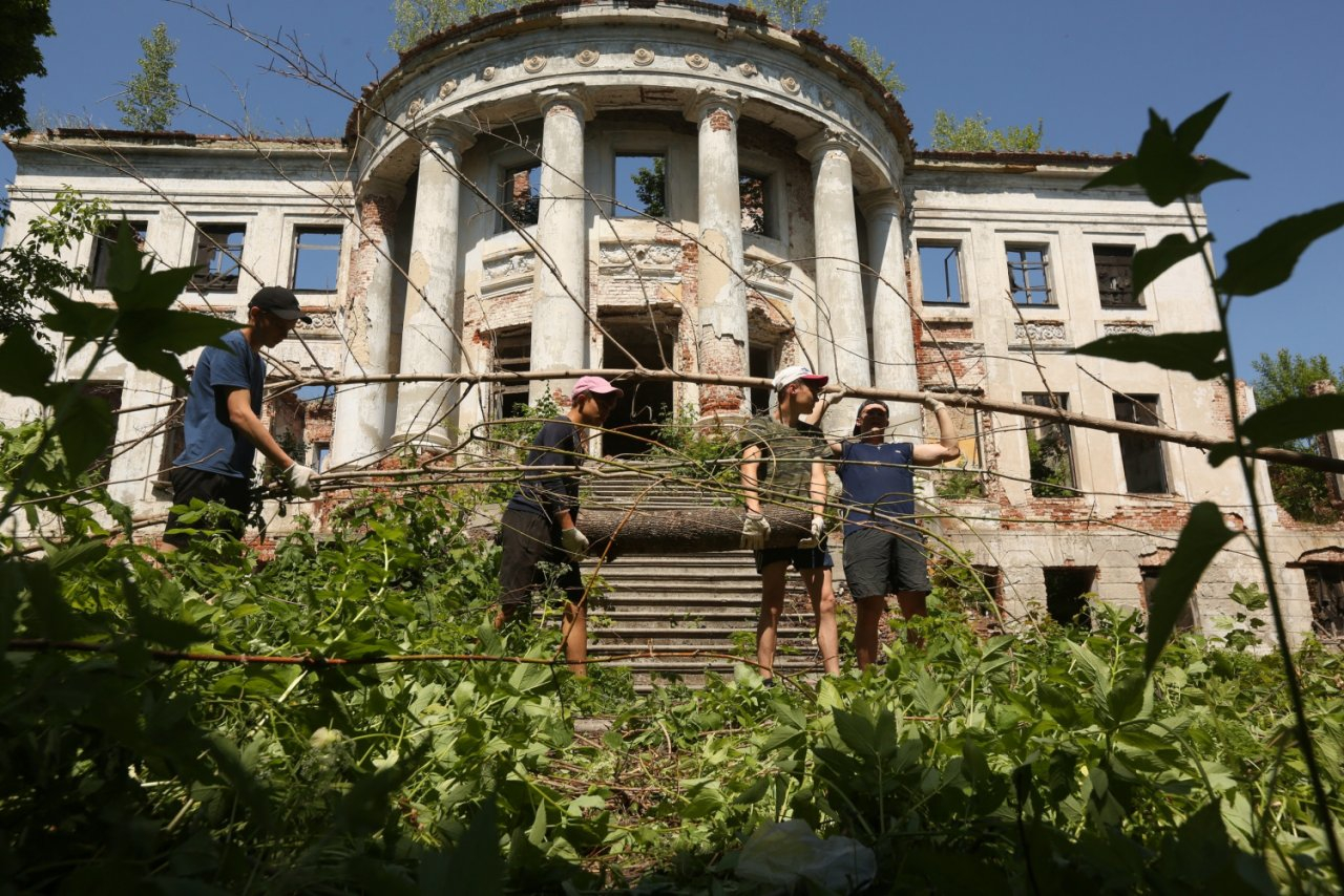 Волонтеры очищают от мусора усадьбу Голицыных в Зубрилово