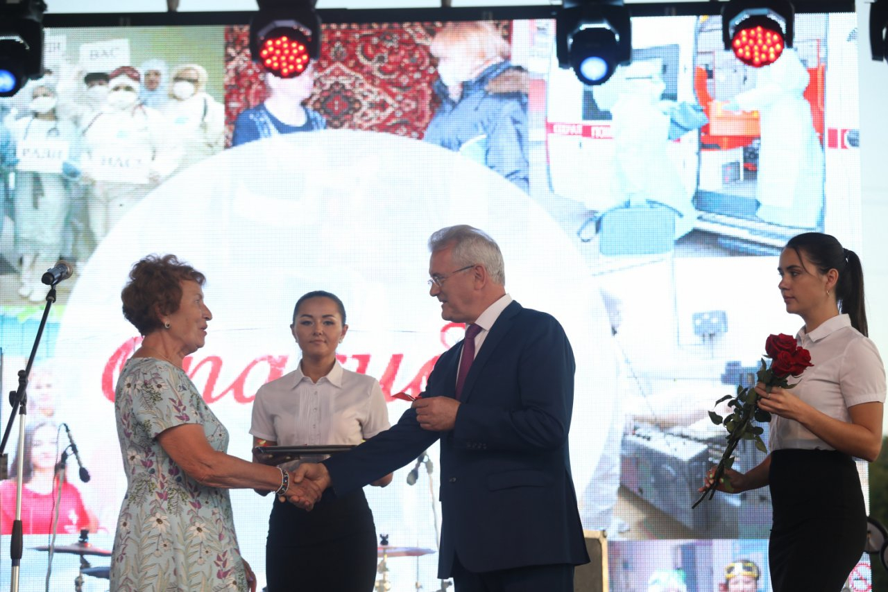 В Пензе лечившим больных КОВИД врачам подарили квартиры и машины