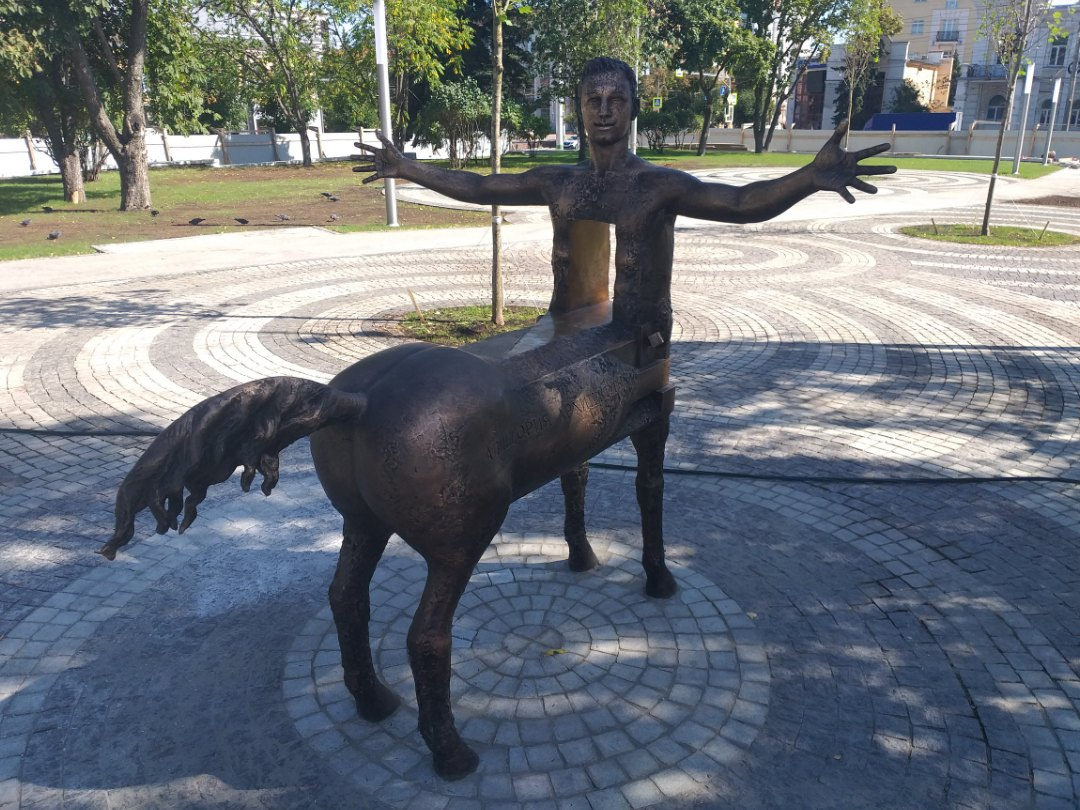 "Это радостный полутруп....Отчаянное омерзение...": художник из Пензы высказался о новой скульптуре на Фонтанной площади