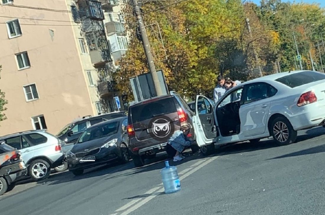 Образовалась пробка: в центре Пензы столкнулись две легковушки