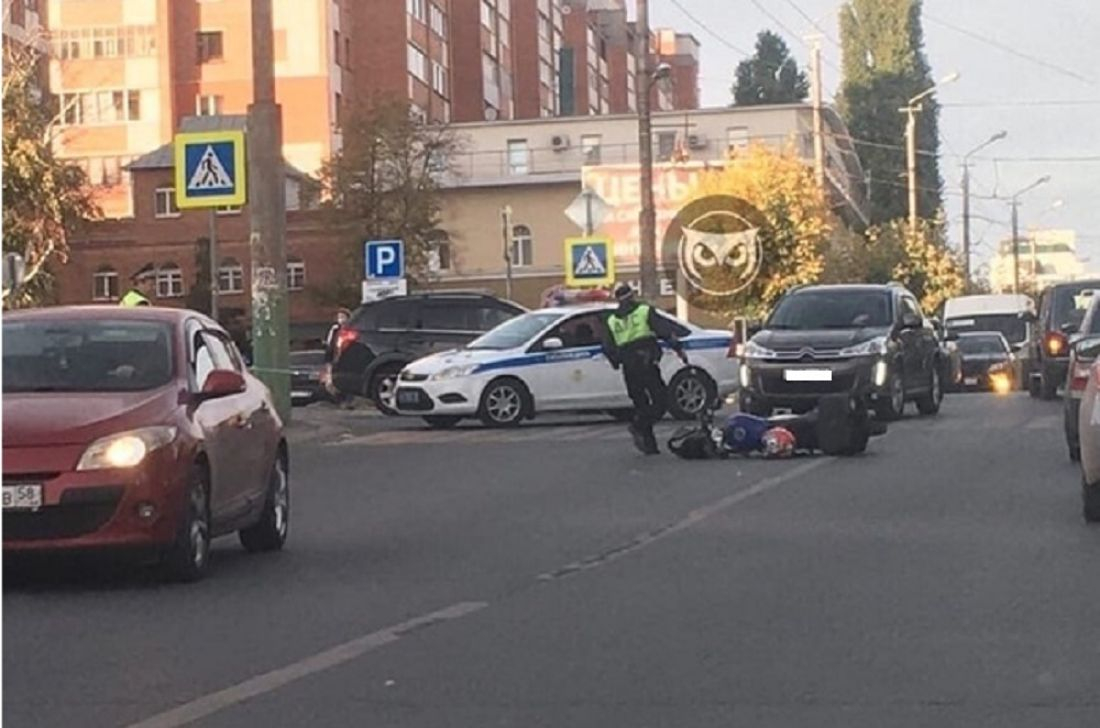 Увезли на скорой: в Пензе подросток на мотоцикле сбил мужчину