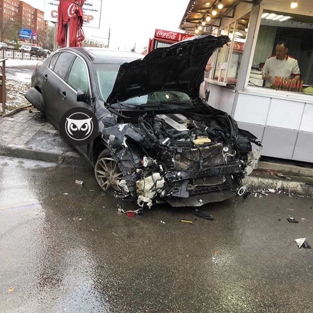В Пензе пламя охватило машину после аварии