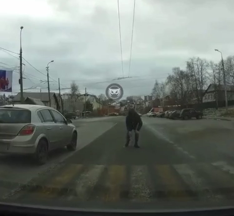 В Пензе на пешеходном переходе сбили мужчину - видео