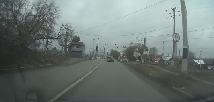 Рискуя жизнью, пензенский водитель нырнул под шлагбаум – видео