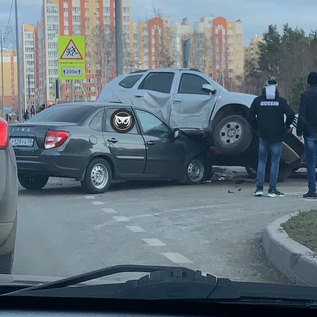 Очевидцы сняли на видео жесткое ДТП на улице Антонова в Пензе