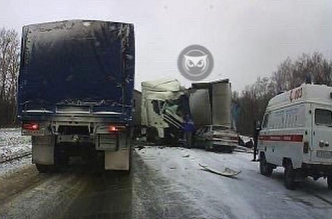 Огромная пробка: на трассе в Пензенской области произошло жуткое ДТП с фурой