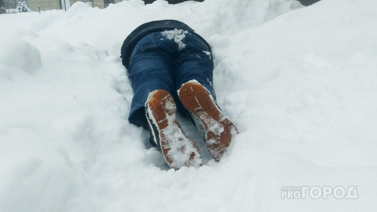 Пензенец целиком вмерз в лед на лесном водоеме