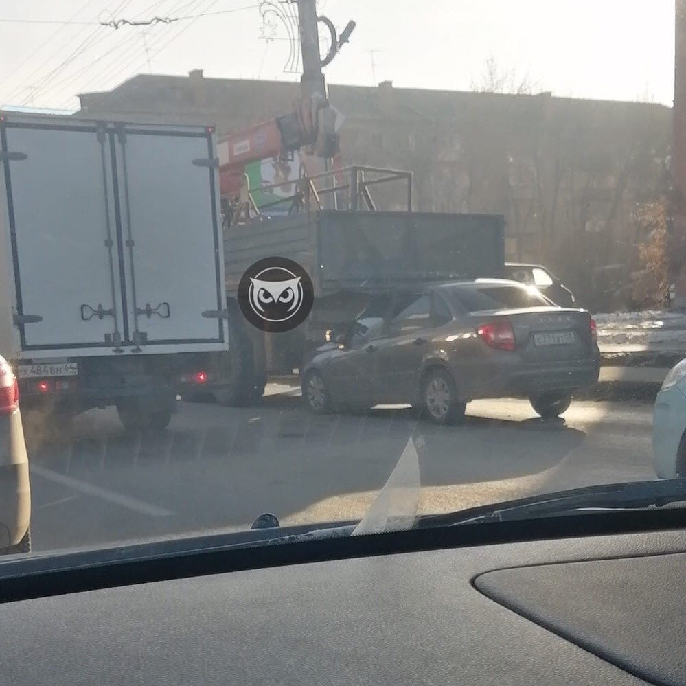 В Пензе легковушка влетела в грузовую машину