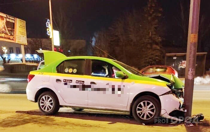 В Пензе водитель такси врезался в столб