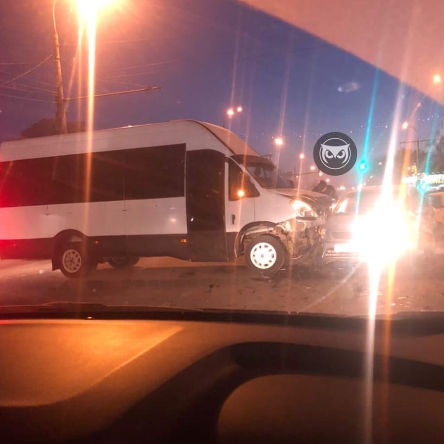 В Пензе произошла серьезная авария с участием микроавтобуса