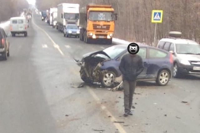 В Пензенской области в жесткую аварию попали иномарка и отечественный автомобиль