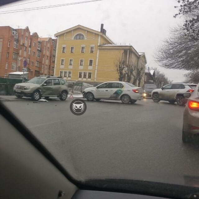 В Пензе на улице Володарского столкнулись две легковушки