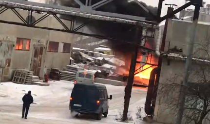 На улице Строителей в Пензе произошёл крупный пожар. Видео