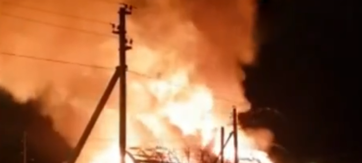 В Пензенской области сгорел многоквартирный дом. Видео