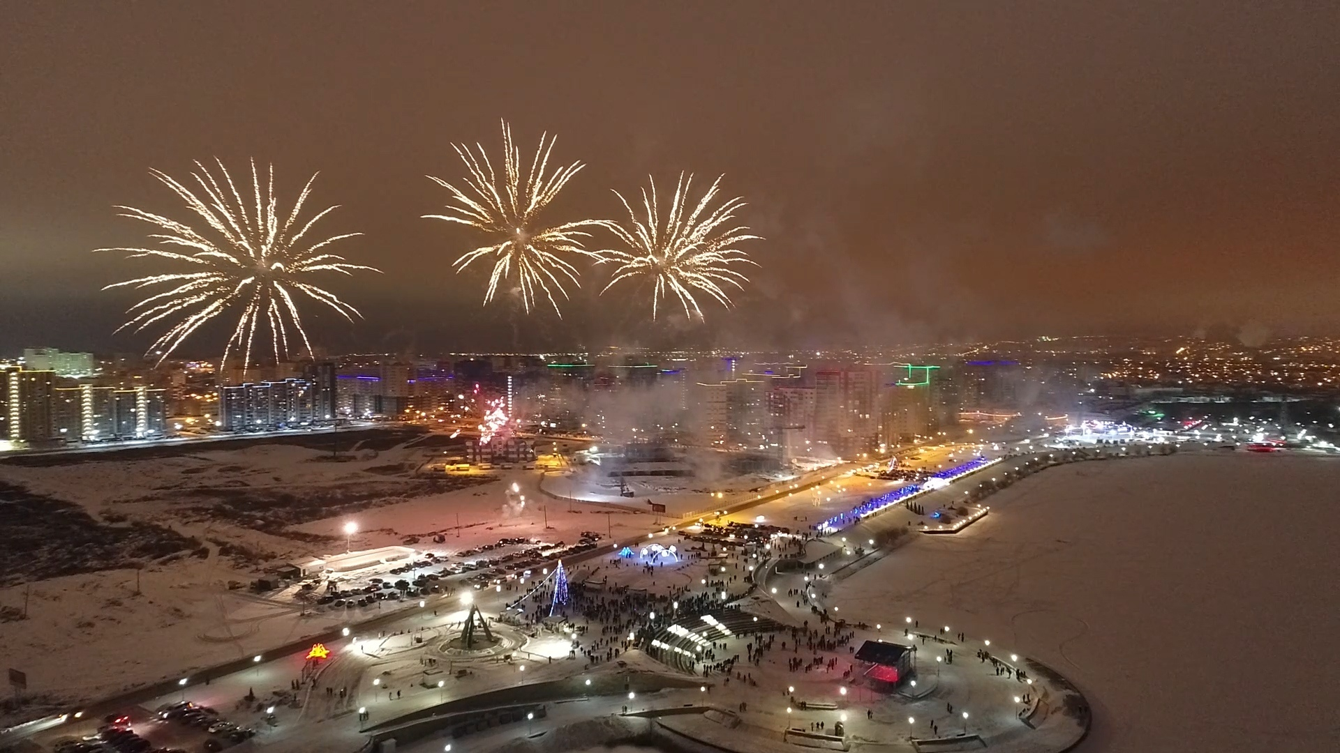 Новый год в Спутнике встретили салютом на набережной