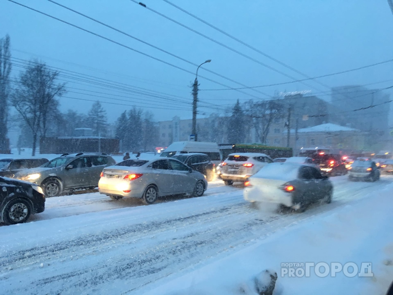 «Лучше не выезжать»: снегопад вызвал гигантские пробки в Пензе