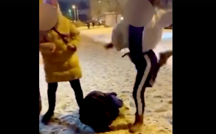 «Мне за это ничего не будет»: молодую девушку жестоко избили в центре города - видео